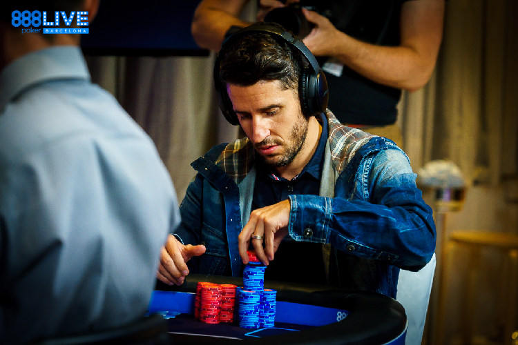 Ferran Corominas jugando un torneo de 888 Poker