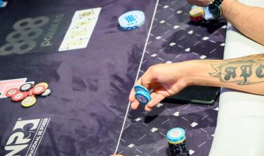 Partida de poker por la noche, en una poker night